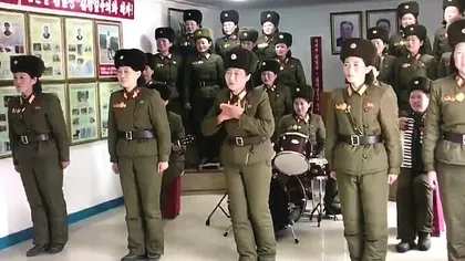 Kim Jong-un aplaudă un grup de femei care cântă şi dansează pentru el, într-un spectacol bizar VIDEO
