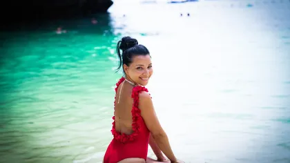 Corina Caragea, sexy pe o plajă din Thailanda. Cum arată prezentatoarea în costum de baie, la 37 de ani