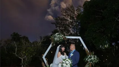 Nuntă inedită! Doi tineri şi-au unit destinele la poalele vulcanului activ Taal! 