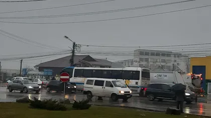 Accident în lanţ în Timişoara. Patru maşini şi un autobuz cu călători s-au ciocnit. Un copil de 3 ani şi o tânără, duşi la spital