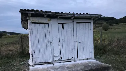 Incident bizar în Ialomiţa! O femeie a căzut într-o toaletă veche din curte. 