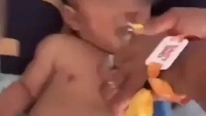 Imagini şocante cu un bebeluş căruia îi este turnată pe gât o băutură cu vodcă VIDEO