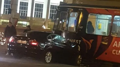 Războiul continuă! Un şofer teribilist de BMW a intrat frontal într-un tramvai din Iaşi