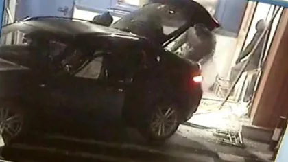 Hoţi filmaţi în timp ce smulg un bancomat din perete cu maşina, în Arad VIDEO
