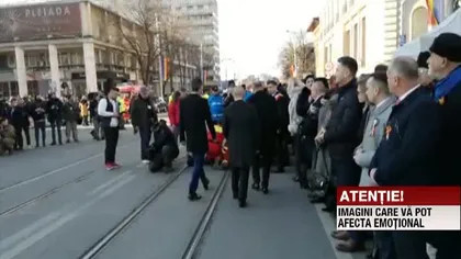 Un bărbat a leşinat la manifestările de la Iaşi, în apropierea preşedintelui Iohannis - VIDEO