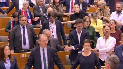 Lacrimi la oficializarea Brexit-ului. Euroarlamentarii şi-au luat adio cu emoţie de la colegii lor britanici VIDEO