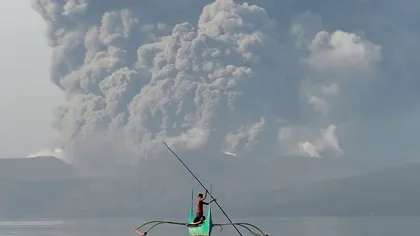 Un vulcan aruncă nori negri de cenuşă. Seismologii avertizează că va fi o erupţie puternică