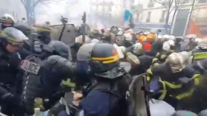 Poliţiştii şi pompierii s-au ciocnit violent şi revendică salarii mai mari VIDEO
