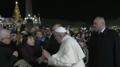 Anul Nou-2020: Papa Francisc a lovit mâinile unei femei care nu-i mai dădea drumul de braţ VIDEO