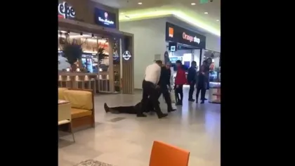 VIDEO Bărbat târât de paznici într-un mall din România! 