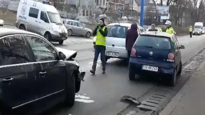 Carambol cu patru maşini în Suceava! Cinci persoane implicate în accident, dintre care doi răniţi