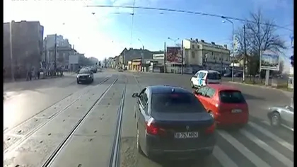 Imagini incredibile din traficul bucureştean. Un vatman loveşte intenţionat o maşină care circula pe linia de tramvai VIDEO