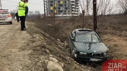 Cursă nebună cu poliţia pe urme, în Cluj! Un şofer beat şi fără permis a ajuns în şanţ, după ce a avariat mai multe autospeciale