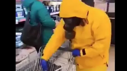 Scene şocante într-un supermarket din România! Un client şi-a făcut cumpărăturile costumat în combinezon chimic şi cu mască - VIDEO