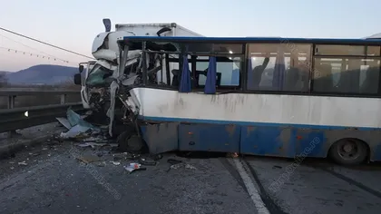 Accident grav în Bistriţa, un TIR şi un autobuz s-au ciocnit frontal. O persoană a murit