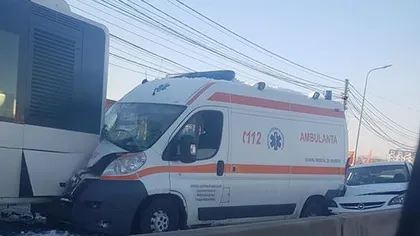 Accident grav în Bragadiru. O ambulanţă a intrat într-un autobuz de călători VIDEO