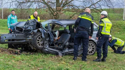 Accident cumplit în Olanda. Român mort într-un BMW strivit de copac
