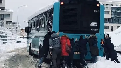 Autobuz Otokar al STB, înzăpezit pe traseu. Călătorii l-au împins pentru a-l scoate din zăpadă