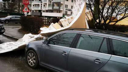 Vântul face ravagii în România. Femeia rănită după ce bucăţi de tencuială au căzut peste ea, acoperişuri smulse, copaci doborâţi