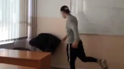 Scene cumplite la un liceu din Târgovişte! Un elev a fost filmat în timp ce colegii îl umileau - VIDEO