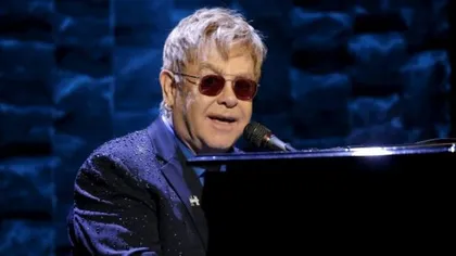 Elton John şi-a pierdut vocea în timpul unui concert, din cauza unei pneumonii. A părăsit scena pe braţe