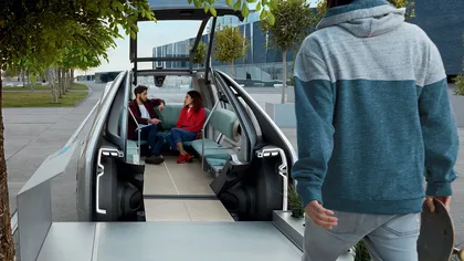 Tendinţele în lumea auto se schimbă dramatic. Renault vine cu maşina fără volan, care se poate transforma în farmacie sau cafenea