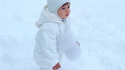 Fiica Elenei Udrea a văzut pentru prima dată zăpada. Cum a fotografiat-o Adrian Alexandrov pe micuţa Eva