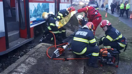 Accident cumplit în Arad. O persoană a murit prinsă sub tramvai FOTO