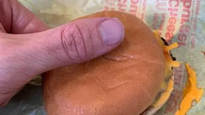 Fast food-urile McDonald's sunt acuzate că au micşorat cheesburgerii. Cum se apără compania