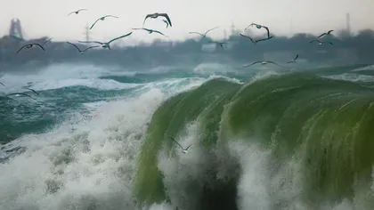 FOTO-VIDEO Imagini magnifice cu furtuna de la Marea Neagră. Valuri de şase metri lângă Cazinoul din Constanţa