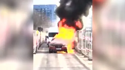 O maşină a luat foc în timp ce se deplasa pe o stradă din Capitală
