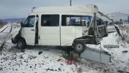 Accident grav în Braşov. Un microbuz a fost lovit în plin de tren