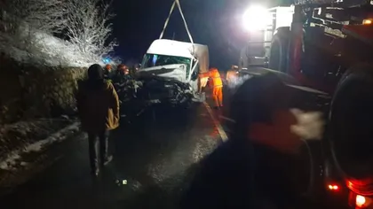 Microbuz cu NOUĂ pasageri, răsturnat într-un râu din Neamţ