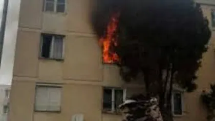 Treisprezece persoane rănite în urma unui incendiu izbucnit într-un bloc de locuinţe