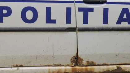 VIDEO Imagini revoltătoare cu poliţişti de la rutieră care amendează conducători auto, dar au maşina roasă de rugină