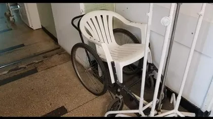 Improvizaţie la un spital din Craiova! Din lipsă de fonduri au pus un scaun de cârciumă pe post de cărucior cu rotile