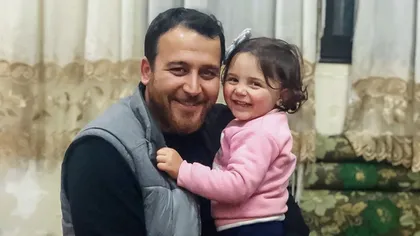 Fetiţa care râde şi se bucură în timpul bombardamentelor. Cum a reuşit un tată să-i alunge teama fiicei sale, momente emoţionante VIDEO