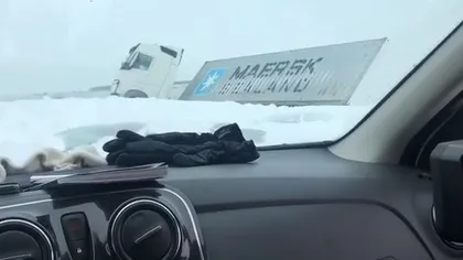 Viscolul a paralizat jumătate din ţară! Două TIR-uri s-au răsturnat pe Autostrada Soarelui din cauza vremii - VIDEO