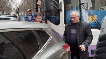 Maşină mutată de călătorii dintr-un tramvai blocat