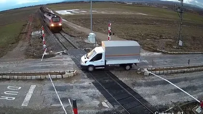 IMAGINI ŞOCANTE. Camionetă spulberată de un tren. Ce s-a întâmplat cu şoferul care n-a văzut bariera coborâtă VIDEO