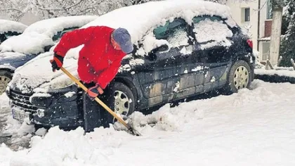 Alertă pentru şoferi! Poliţia dă amenzi uriaşe celor care uită să cureţe zăpada de pe plafon