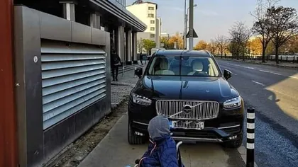 Bărbat în scaun cu rotile, umilit în Bucureşti din cauza unui şofer care a blocat tot trotuarul