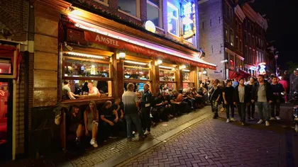 Cartierul roşu Amsterdam. Consumatorii înfruntă cozi interminabile pentru a-şi face stocuri de haşiş şi marijuana VIDEO
