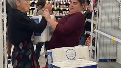 Coronavirusul face prăpăd. Două femei s-au bătut într-un supermarket pe un pachet de hârtie igienică VIDEO