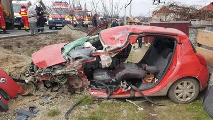 Accident grav la Suceava, un TIR a spulberat o maşină: un bărbat a murit pe loc, o tânără de 18 ani este în comă
