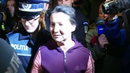Avocaţii Sorinei Pintea susţin că aceasta a fost împinsă de o poliţistă şi expusă presei în cătuşe