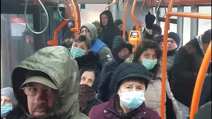Pandemie coronavirus. Reacţia unui bâtrân prins în autobuz după ora 13:00: 