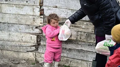 Imagini impresionante! Autorităţile din Baia Mare ajută familiile nevoiaşe să depăşească criza coronavirus cu alimente de bază