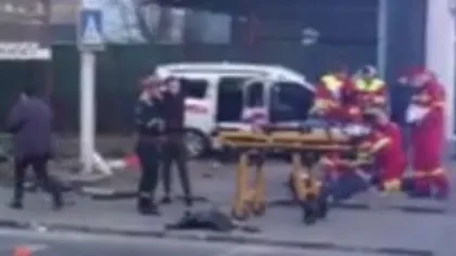 Ambulanţă cu pacienţi, implicată într-un accident grav. O persoană a murit FOTO şi VIDEO