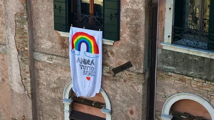 Imagini înduioşătoare! Copiii italieni au pictat curcubeul şi l-au afişat pe balcoane cu mesajul 